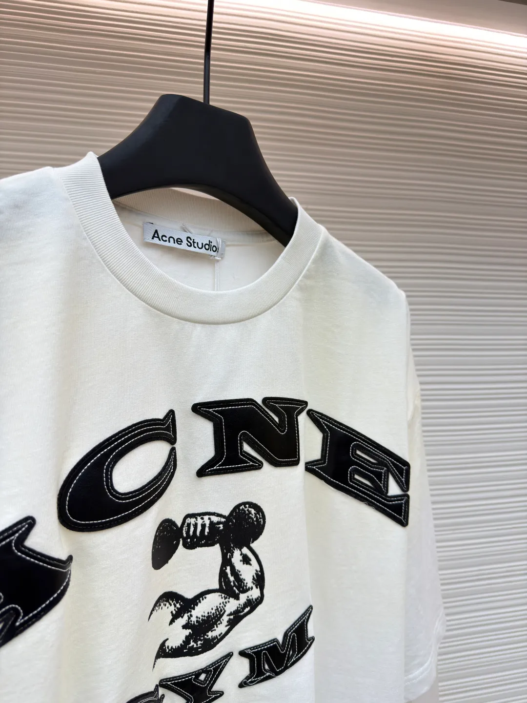 Acne Studios old logo fake two-piece long sleeves ●Original version: purchased and developed for 5500 ●Item number: 1681410-A65 ●Fabric: plain cotton fabric ●Technology: Glue printing production ●Color: white ●Version: fitted version ●Weight: about 400 grams ●Size: S-M-L-XL ●Description: Customized elegant cotton double-ply soft plain weave fabric and plaid moire memory plain weave cotton, soft and delicate, comfortable and close to the skin A hint of calmness and restraint in gray-toned green exudes a quiet and deep beauty. The ACNE GYM logo on the body is outlined with powerful white lines. For Everyone is simple but contains profound meaning. The old-fashioned effect that is inadvertently smudged meets the carrier of retro sentiment. It makes a stunning appearance in a fake two-piece version. It cleverly simulates the layering effect and is full of fashionable tension. Make every outfit a fashionable feast, using imported machine appliqué technology. Use advanced computer control systems and precision mechanical components to implement ACNE GYM appliqué operations. Present an embroidery effect with both clarity and three-dimensionality, using glue printing. The printing has been modified three times with film screens. Use glue liquid paint to print the pattern on the fabric. Bake the fabric to fix the printing pattern, and use the gradient old-fashioned spray process. Spray dyes of different colors on the surface of the fabric. Realize that clothes can show rich color changes under different lights and increase visual layering. The overall wiring is straight and delicate, the fabric is comfortable and soft, and the color is consistent without color difference. It can be matched with the same style to create a fashionable look and control various occasions. Customized accessories, complete with three standards, same style for men and women!